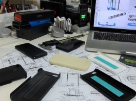 Accessoire KickStarter : La coque iPhone SIMPLcase pour les voyageurs