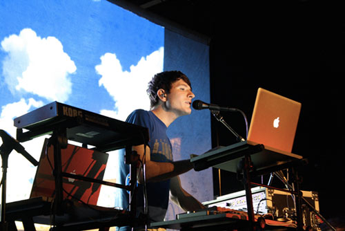 Adam-Young-fondateur-de-Owl-City-serait-le-createur-des-sonneries-sur-iOS-7-500x334