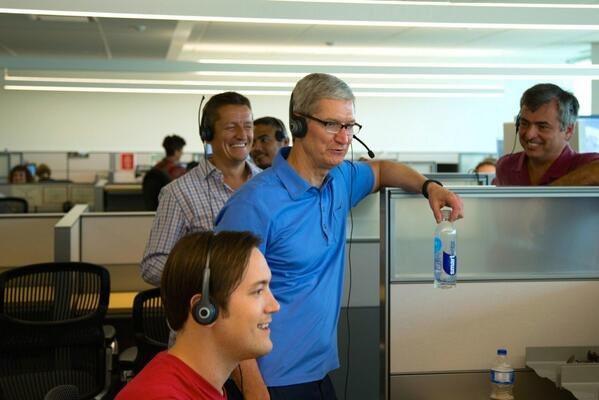 tim-cook-et-eddy-cue-en-visite-a-austin-dans-lusine-ou-est-concu-le-mac-pro-photos-2