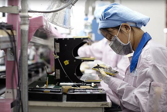 Foxconn s’equipe de robots mais les employés sont toujours en charge de tâches importantes
