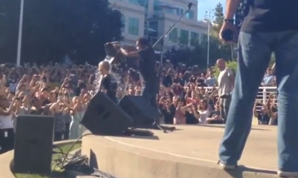 en-bref-tim-cook-participe-a-la-fete-de-als-charity-et-recoit-un-sceau-de-glace