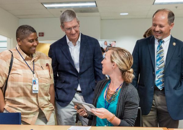 tim-cook-a-rendu-visite-aux-anciens-combattants-les-medecins-et-les-infirmieres-qui-utilisent-lipad-dans-les-hopitaux