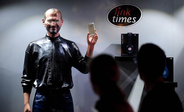 une-statue-de-cire-de-steve-jobs-pour-vendre-l-iphone-5s_4