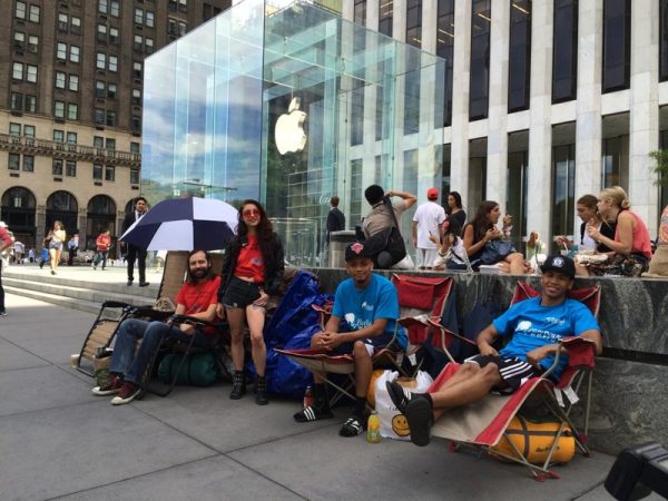 iphone-6-ca-campe-deja-devant-lapple-store-de-la-5th-avenue-a-new-york