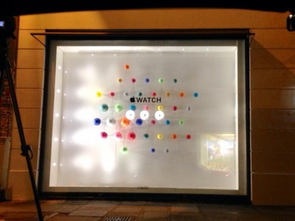 lapple-watch-deja-visible-dans-la-vitrine-de-colette_2