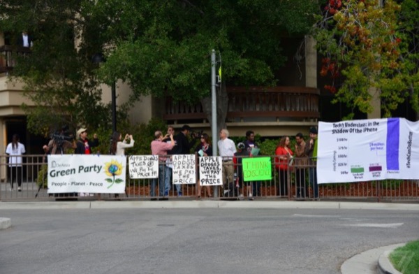protestations-contre-apple-devant-le-flint-center_2