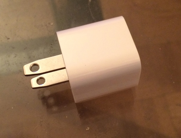 un-iphone-6-neuf-mais-livre-avec-un-chargeur-us-et-un-choc-sur-le-chassis_2