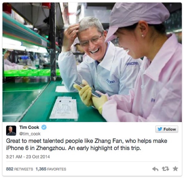 tim-cook-en-visite-dans-lusine-de-zhengzhou-tweete-une-photo-avec-une-employee
