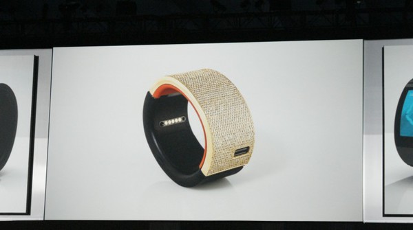 will-i-am-presente-sa-smartwatch-puls-avec-une-connexion-3g-et-la-commande-vocale_2