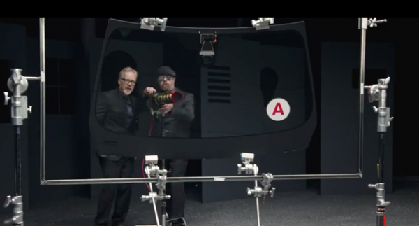 le-duo-mythbusters-explique-la-technologie-du-nouveau-verre-incassable-gorilla-glass-4-de-corning