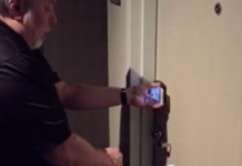 Steve Wozniak fait la démo du SPG Keyless avec son iPhone 6 pour ouvrir sa chambre d’hôtel