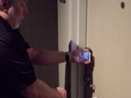 Steve Wozniak fait la démo du SPG Keyless avec son iPhone 6 pour ouvrir sa chambre d’hôtel