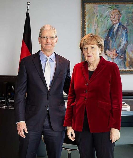 tim-cook-en-visite-en-allemagne-rencontre-la-chanceliere-allemande-angela-merkel