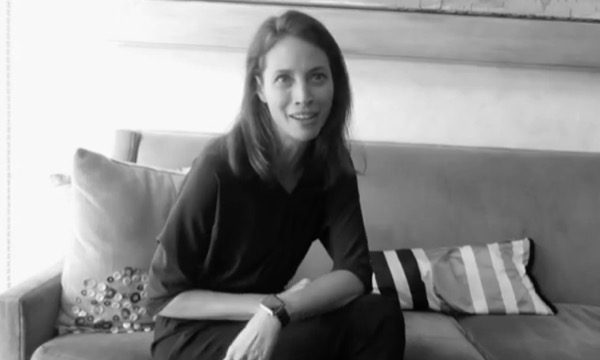 le-mannequin-christy-turlington-aime-lapple-watch-elle-sexplique-en-video