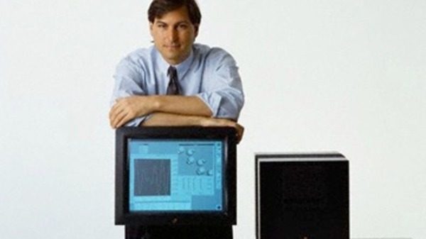 michael-fassbender-dans-la-peau-de-steve-jobs-avec-le-cube-de-next_2