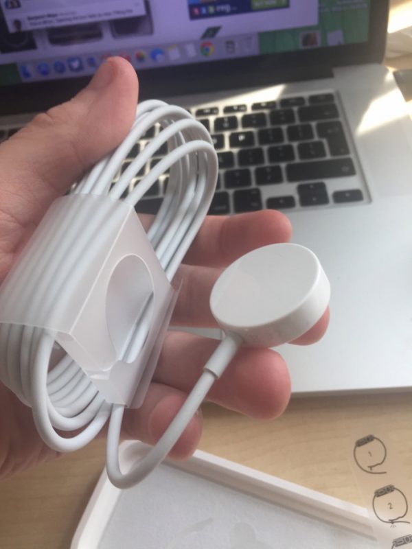 apple-suivre-sport-comprend-un-chargeur-magnetique-en-plastique-pas-de-metal-comme-les-modeles-plus-chers