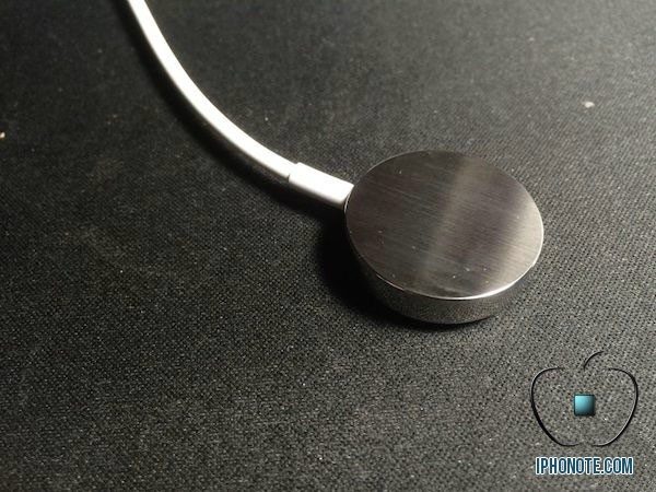 apple-suivre-sport-comprend-un-chargeur-magnetique-en-plastique-pas-de-metal-comme-les-modeles-plus-chers_2