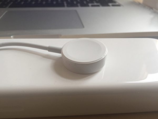 apple-suivre-sport-comprend-un-chargeur-magnetique-en-plastique-pas-de-metal-comme-les-modeles-plus-chers_3