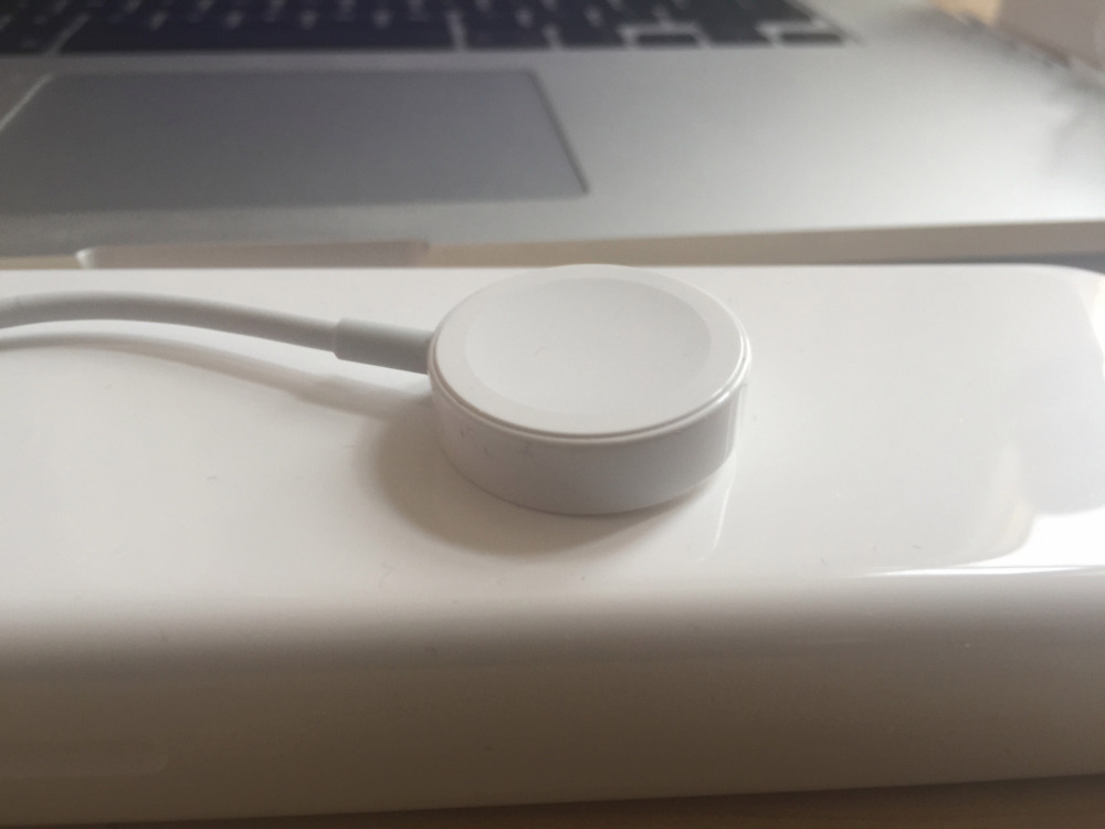 apple-suivre-sport-comprend-un-chargeur-magnetique-en-plastique-pas-de-metal-comme-les-modeles-plus-chers_3