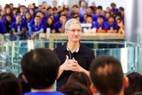 charitybuzz-tim-cook-se-met-une-nouvelle-fois-aux-encheres-pour-un-dejeuner-dune-heure