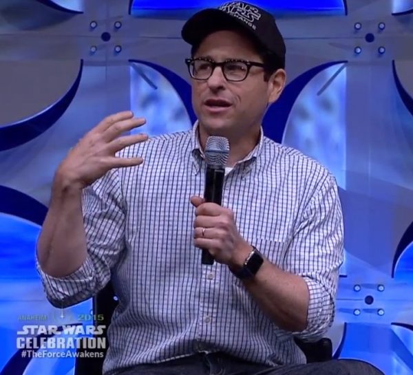 j-j-abrams-avec-lapple-watch-au-poignet-a-la-ceremonie-star-wars-celebration