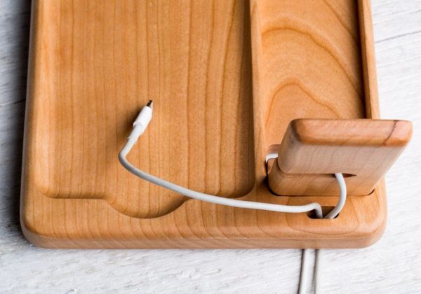 padquill-presente-son-support-de-charge-en-bois-the-timber-catchall-pour-apple-watch_2
