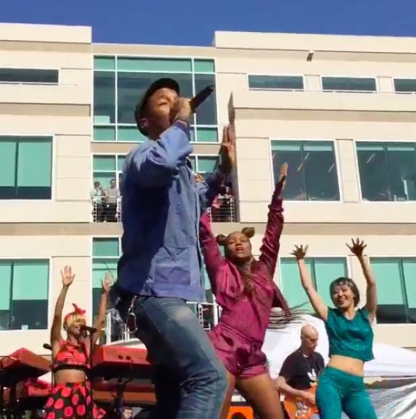 pharrell-williams-a-fait-son-show-hier-au-campus-dapple