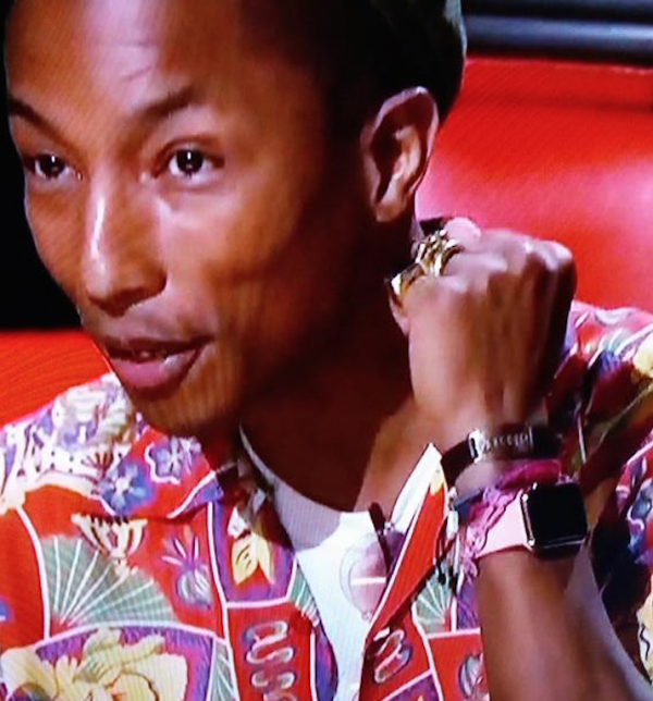 pharrell-williams-porte-lapple-watch-en-plein-the-voice