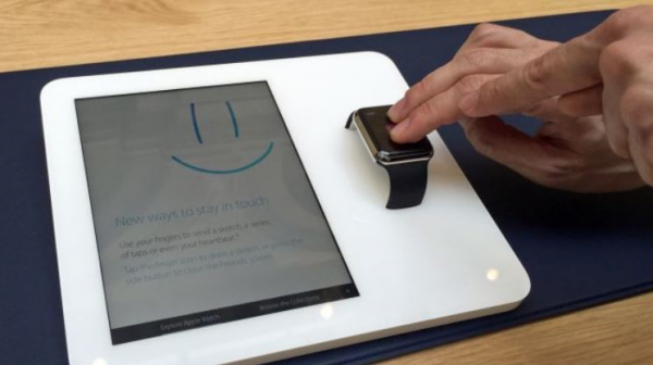 demontage-du-presentoir-de-lapple-watch-en-apple-store_2