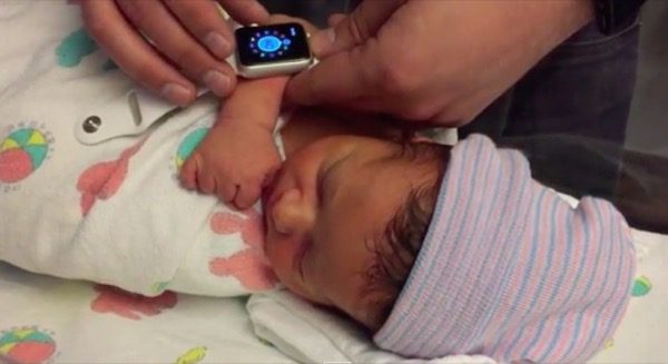 lapple-watch-aide-des-parents-a-surveiller-le-rythme-cardiaque-de-leur-nouveau-ne