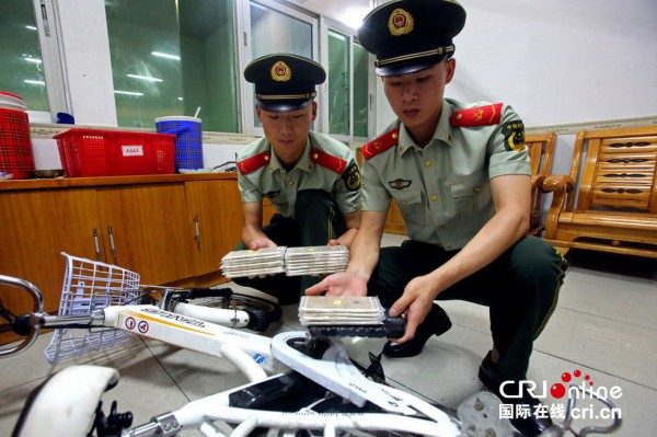 vol-de-18-iphone-6-plus-caches-dans-un-cadre-de-velo-dans-lusine-de-production-a-shenzhen_3