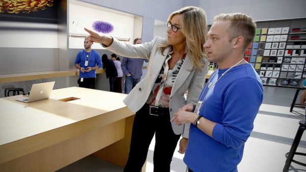 angela-ahrendts-confirme-en-video-la-vente-dapple-watch-en-apple-store