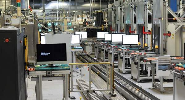 des-photos-de-la-chaine-de-production-des-mac-dans-lusine-dapple-en-irlande