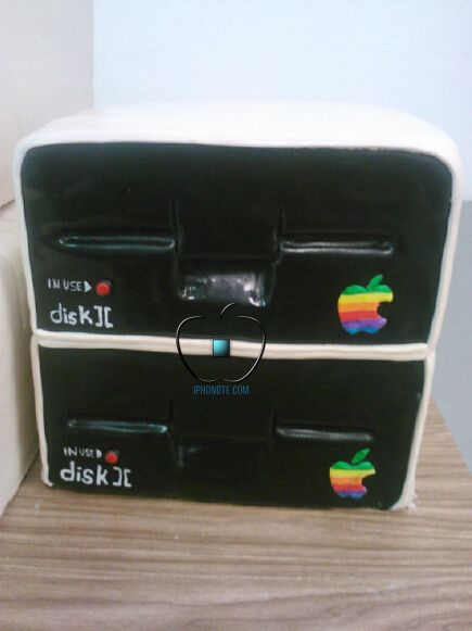 un-apple-ii-en-guise-de-gateau-de-mariage-photos_3
