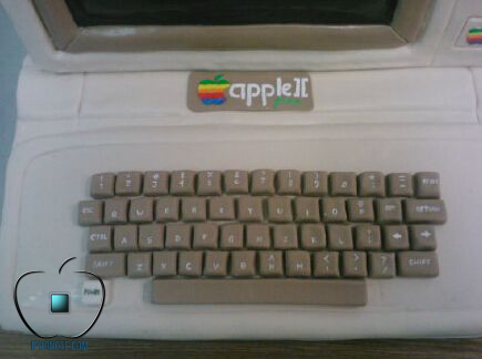 un-apple-ii-en-guise-de-gateau-de-mariage-photos_4