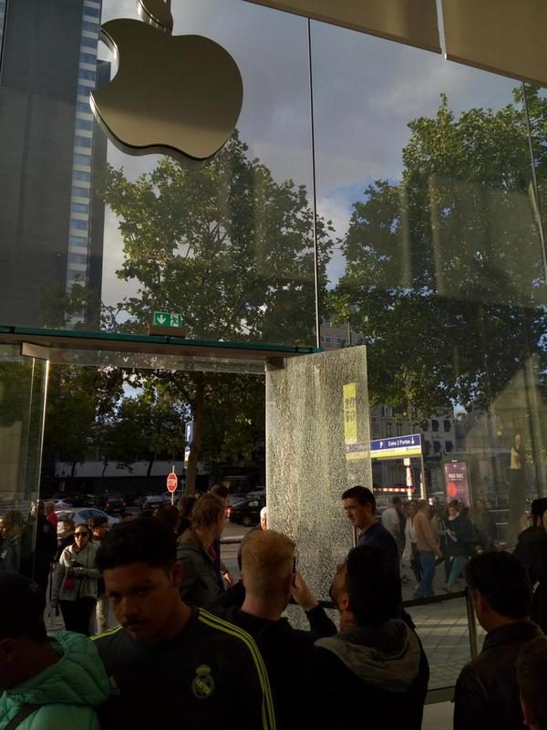la-porte-principale-de-lapple-store-belge-est-deja-brisee