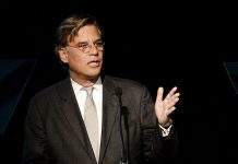 Tim Cook se fait tacler par Aaron Sorkin après une critique sur le film Steve Jobs