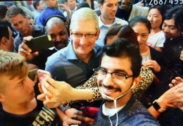 tim-cook-se-fait-une-petite-viree-a-lapple-store-de-new-york-avant-lenregistrement-de-the-late-show