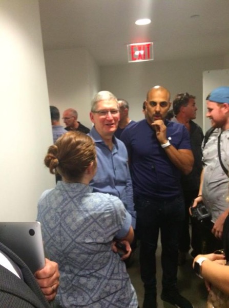 tim-cook-se-fait-une-petite-viree-a-lapple-store-de-new-york-avant-lenregistrement-de-the-late-show_2