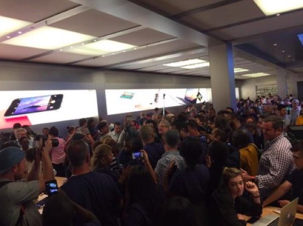 tim-cook-se-fait-une-petite-viree-a-lapple-store-de-new-york-avant-lenregistrement-de-the-late-show_3