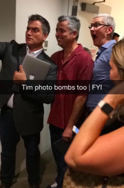 tim-cook-se-fait-une-petite-viree-a-lapple-store-de-new-york-avant-lenregistrement-de-the-late-show_4