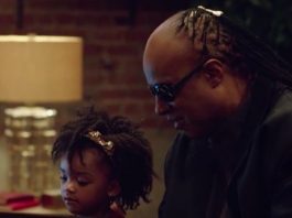 Apple : Stevie Wonder et Andra Day poussent la chansonnette pour Noël