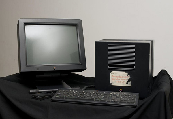 nous-sommes-le-12-octobre-1988-steve-jobs-presente-le-next-computer-video_2