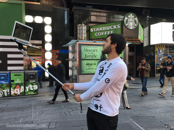quand-les-batons-de-selfies-envahissent-les-rues