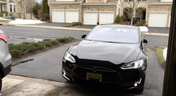 sortir-sa-tesla-s-p85d-de-son-garage-avec-lapple-watch-cest-possible-video
