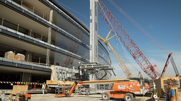 campus-2-le-theatre-recoit-un-toit-de-42-metres-pesant-80-tonnes_3