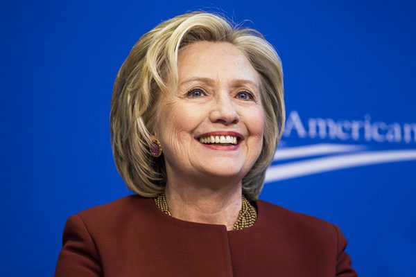 hillary-clinton-se-range-du-cote-dapple-tant-evoquant-une-possible-porte-derobee