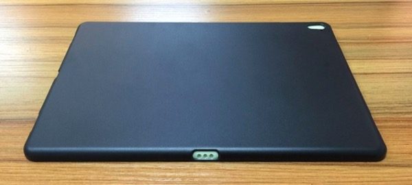 ipad-pro-97-pouces-des-coques-revelent-la-presence-du-port-smart-connector-et-du-flash_2