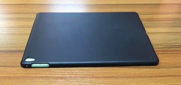 ipad-pro-97-pouces-des-coques-revelent-la-presence-du-port-smart-connector-et-du-flash_3