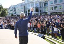 Pour les 40 ans d’Apple, Tim Cook a levé son verre avec 6000 employés